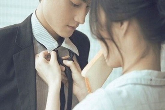 Đến nhà bạn thân ăn tối, tôi cầm nhầm túi xách về, thứ bên trong phát sáng làm tôi