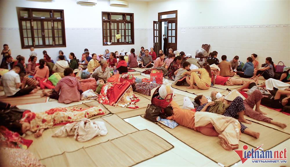 Khách du lịch kẹt bão, ‘lạc’ vào điểm sơ tán-1