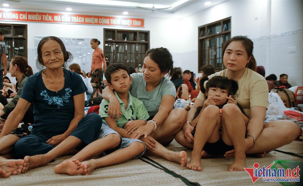 Khách du lịch kẹt bão, ‘lạc’ vào điểm sơ tán-4