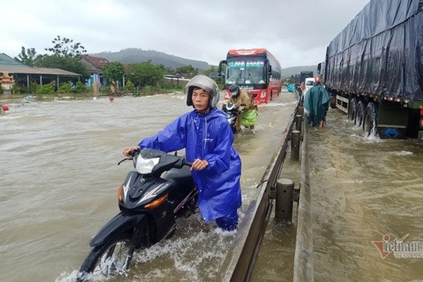 Mắc kẹt vì bão Noru: Đi đám cưới ở Đà Nẵng, phải ở nhờ nhà cô dâu chú rể trong đêm tân hôn-6