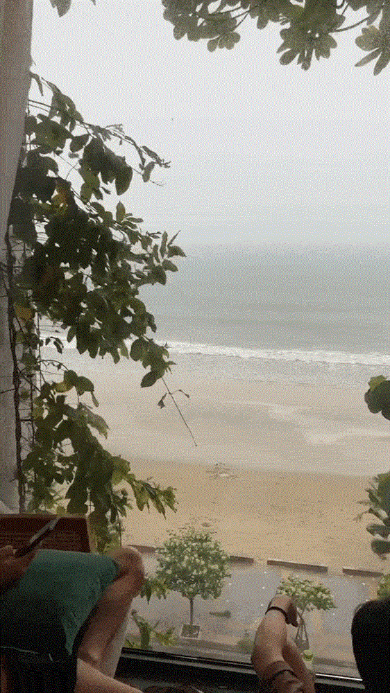 Mắc kẹt vì bão Noru: Đi đám cưới ở Đà Nẵng, phải ở nhờ nhà cô dâu chú rể trong đêm tân hôn-4