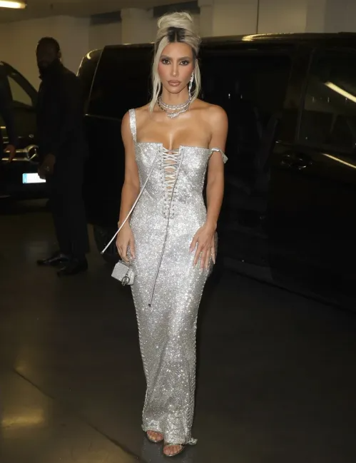 Kim Kardashian phải nhảy lên cầu thang vì bộ đầm bó sát-1