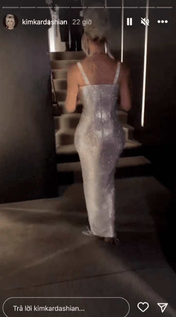 Kim Kardashian phải nhảy lên cầu thang vì bộ đầm bó sát-4