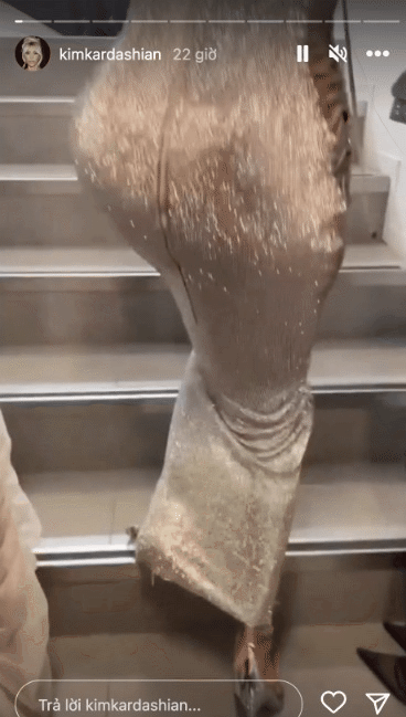 Kim Kardashian phải nhảy lên cầu thang vì bộ đầm bó sát-5