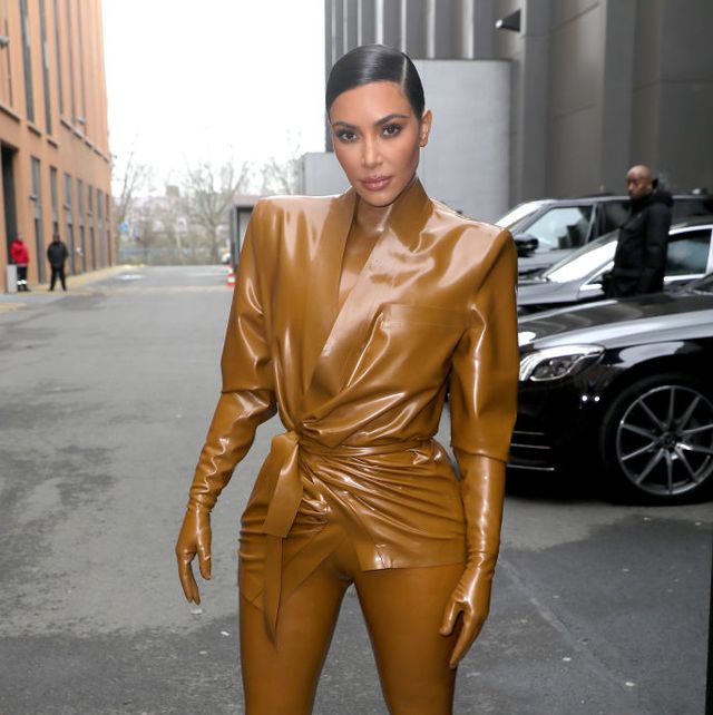 Kim Kardashian phải nhảy lên cầu thang vì bộ đầm bó sát-6