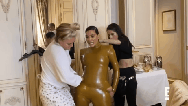 Kim Kardashian phải nhảy lên cầu thang vì bộ đầm bó sát-8