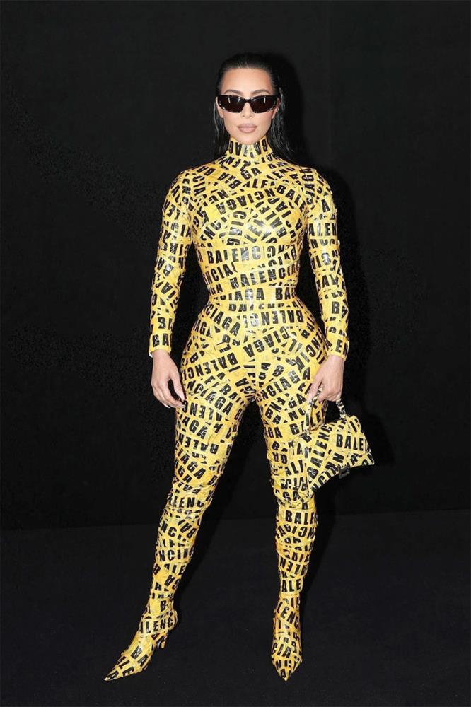 Kim Kardashian phải nhảy lên cầu thang vì bộ đầm bó sát-10