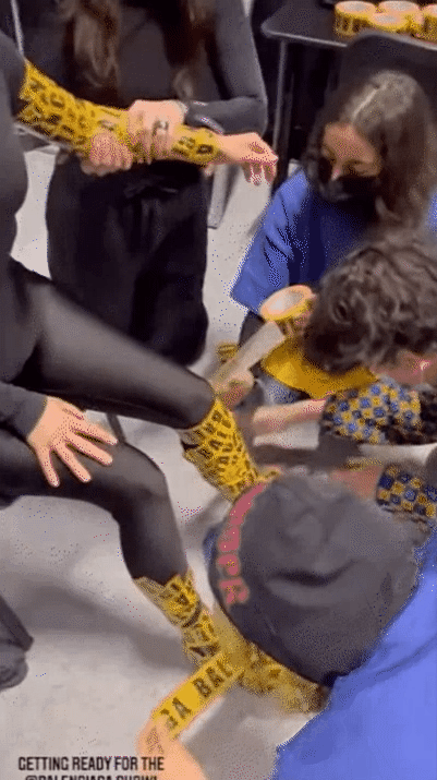 Kim Kardashian phải nhảy lên cầu thang vì bộ đầm bó sát-11