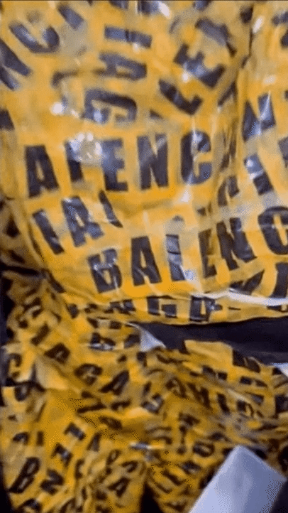 Kim Kardashian phải nhảy lên cầu thang vì bộ đầm bó sát-12