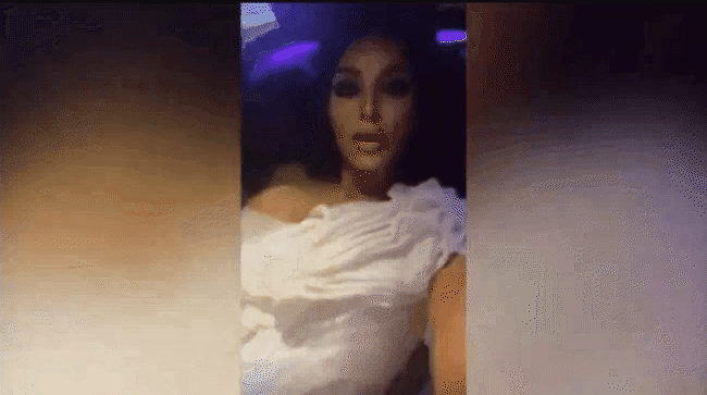 Kim Kardashian phải nhảy lên cầu thang vì bộ đầm bó sát-14