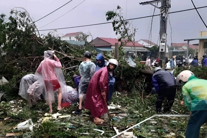 Tiệm vàng bị thổi bay, mất sạch tài sản trước bão Noru-2