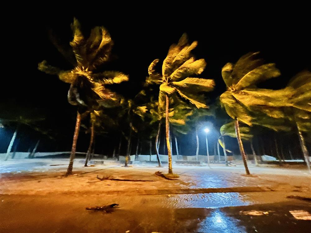 Hãi hùng cảnh bão NORU áp sát bãi biển Cửa Đại lúc 1h sáng, toàn TP Hội An mất điện-1
