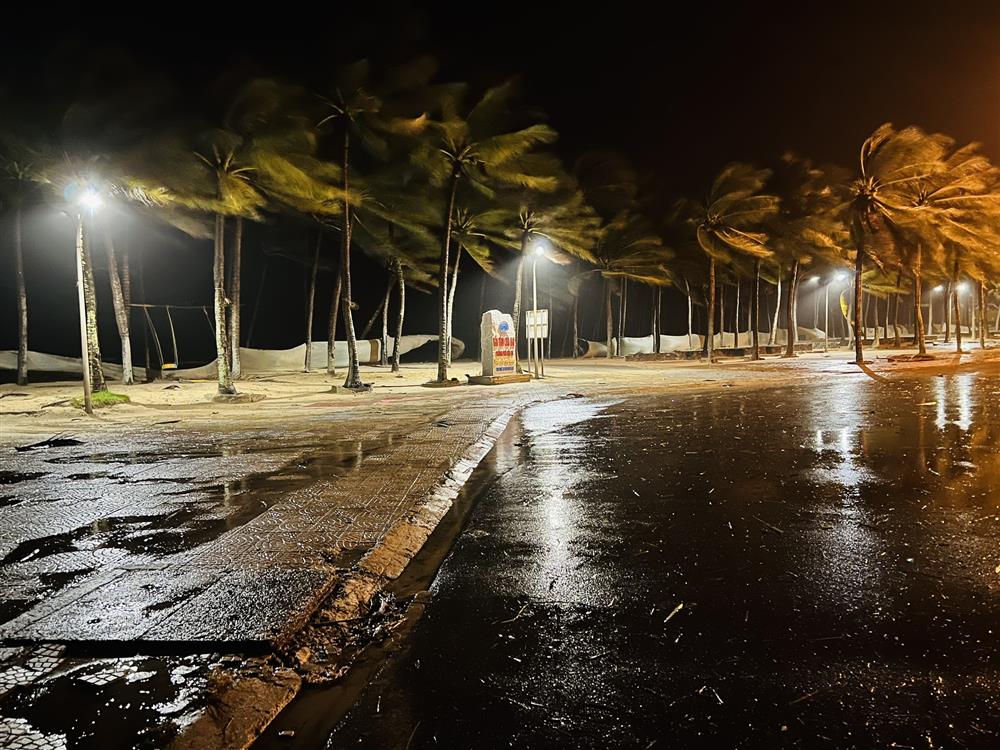 Hãi hùng cảnh bão NORU áp sát bãi biển Cửa Đại lúc 1h sáng, toàn TP Hội An mất điện-2