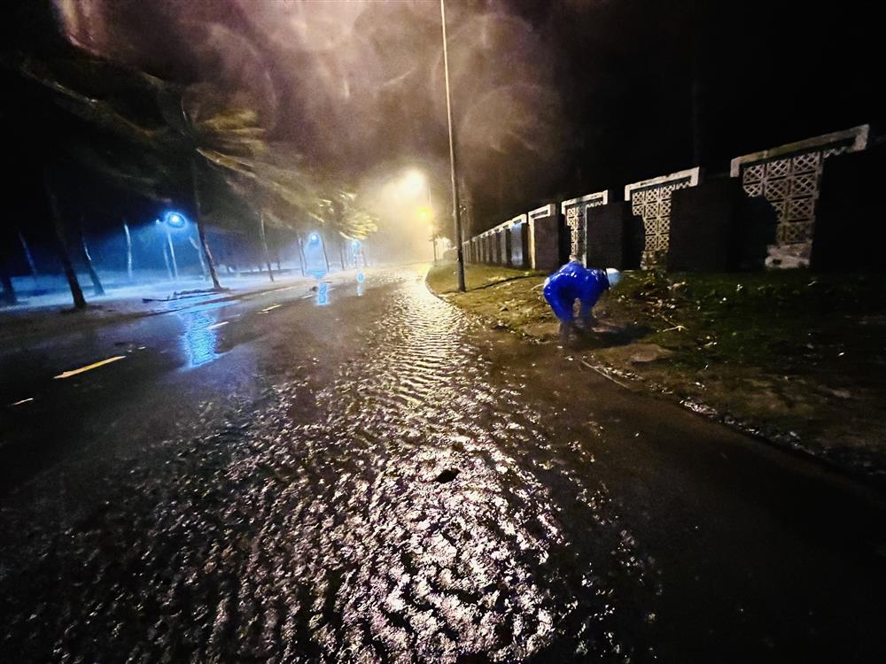 Hãi hùng cảnh bão NORU áp sát bãi biển Cửa Đại lúc 1h sáng, toàn TP Hội An mất điện-3