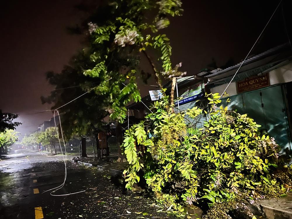 Hãi hùng cảnh bão NORU áp sát bãi biển Cửa Đại lúc 1h sáng, toàn TP Hội An mất điện-4