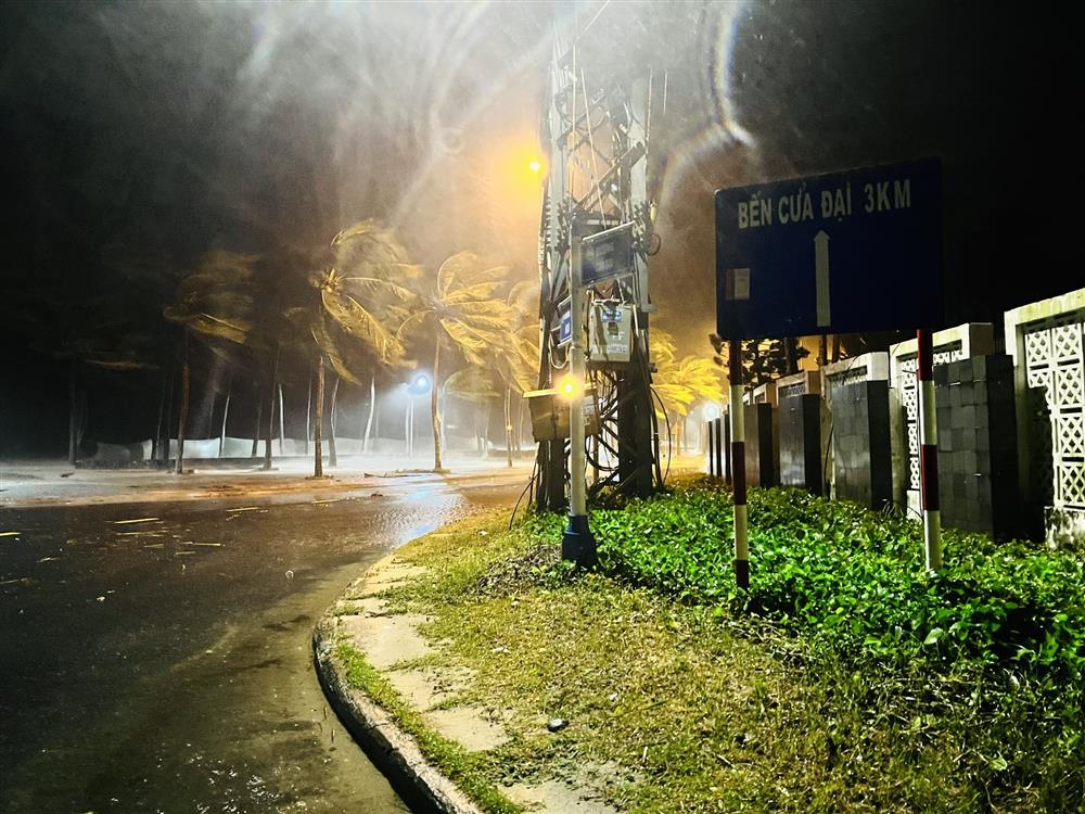 Hãi hùng cảnh bão NORU áp sát bãi biển Cửa Đại lúc 1h sáng, toàn TP Hội An mất điện-5