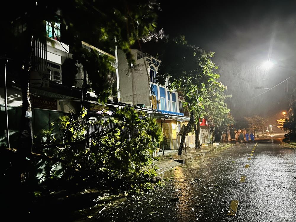 Hãi hùng cảnh bão NORU áp sát bãi biển Cửa Đại lúc 1h sáng, toàn TP Hội An mất điện-7