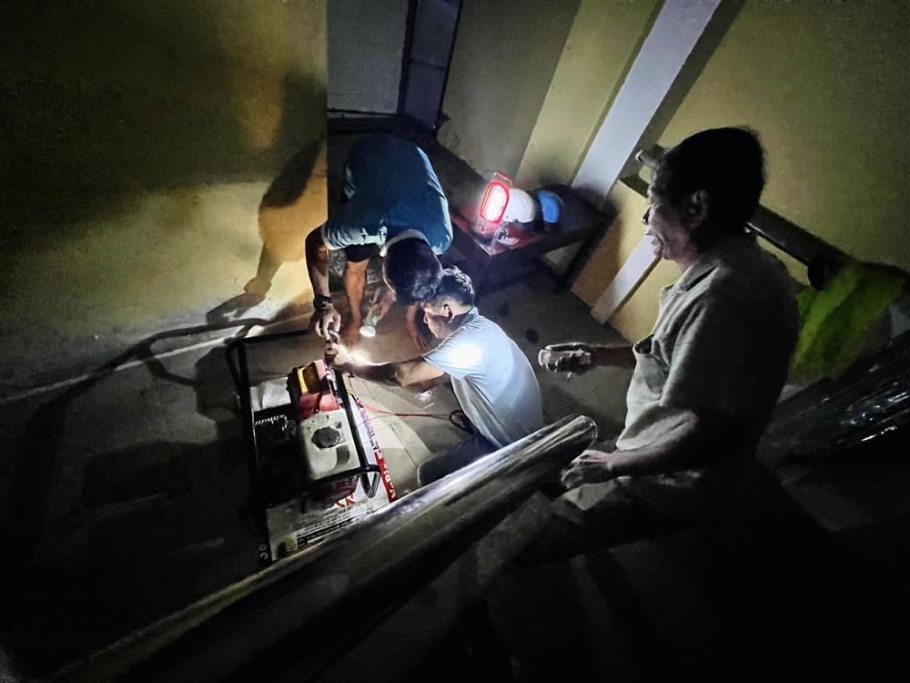 Hãi hùng cảnh bão NORU áp sát bãi biển Cửa Đại lúc 1h sáng, toàn TP Hội An mất điện-10