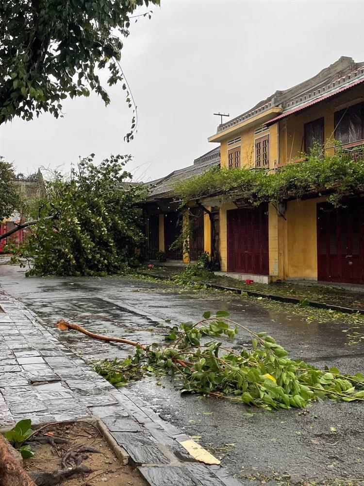 Hãi hùng cảnh bão NORU áp sát bãi biển Cửa Đại lúc 1h sáng, toàn TP Hội An mất điện-15