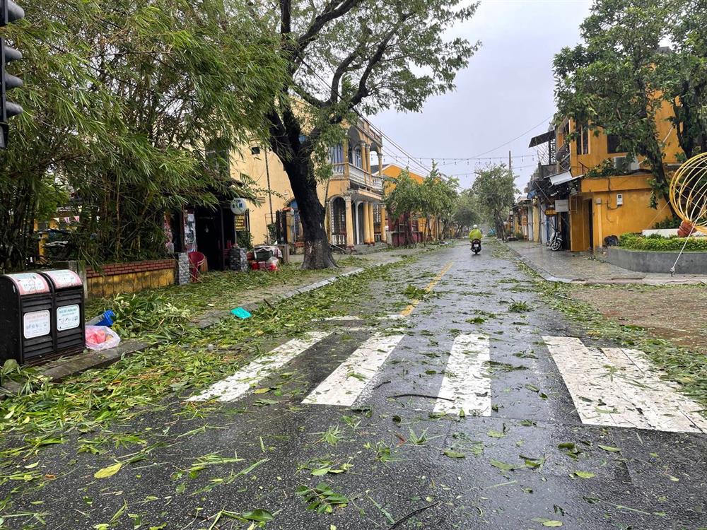 Hãi hùng cảnh bão NORU áp sát bãi biển Cửa Đại lúc 1h sáng, toàn TP Hội An mất điện-14