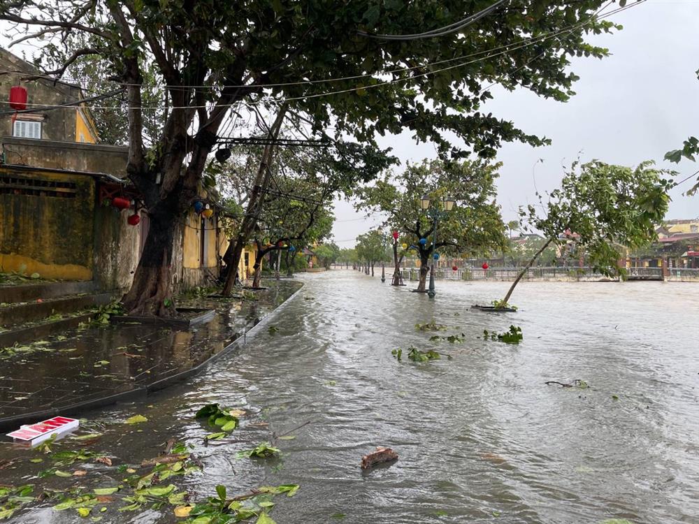 Hãi hùng cảnh bão NORU áp sát bãi biển Cửa Đại lúc 1h sáng, toàn TP Hội An mất điện-17