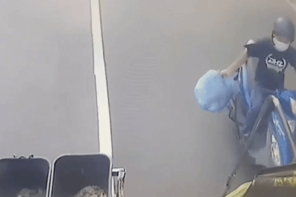 Nam thanh niên ngã sấp mặt xuống đường khi cố vứt túi rác lên xe