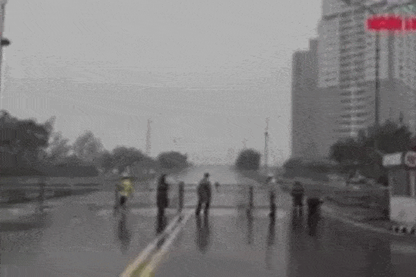 VIDEO BÃO SỐ 4 (NORU): Sóng lớn, mưa to, gió thốc rợn người