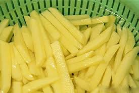 Chiên khoai tây đừng vội thả vào chảo dầu, thêm 2 bước này, khoai giòn tan, thơm ngon gấp bội-1