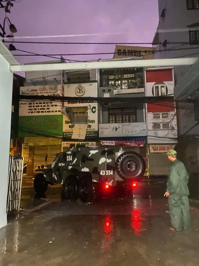 Điều xe tăng thiết giáp đưa sản phụ vượt bão đi sinh-1