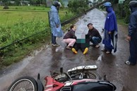 Một phụ nữ tử vong nghi tông cột điện ngã ra đường lúc mưa bão
