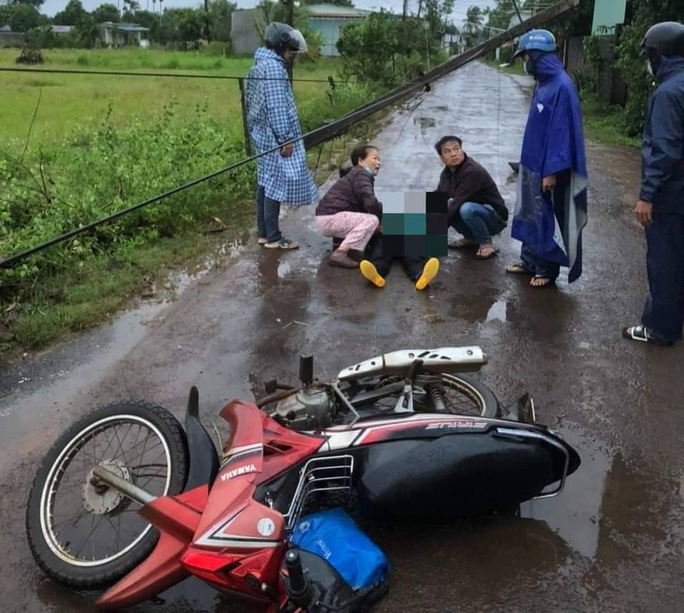 Một phụ nữ tử vong nghi tông cột điện ngã ra đường lúc mưa bão-1