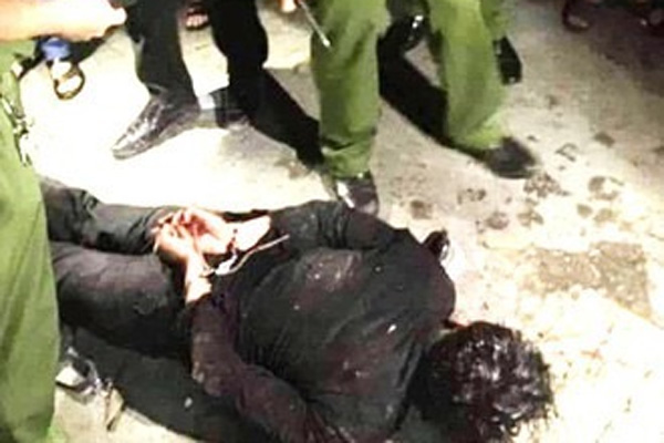 Hoang tưởng chuyện yêu đương, vác dao chém 2 người bị thương-1