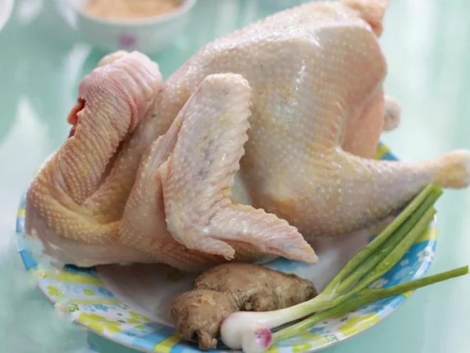 Luộc gà bằng nước sôi là sai lầm: Bí quyết luộc gà không nứt da, thịt chín đều, khử sạch mùi hôi-1