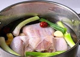 Luộc gà bằng nước sôi là sai lầm: Bí quyết luộc gà không nứt da, thịt chín đều, khử sạch mùi hôi-2