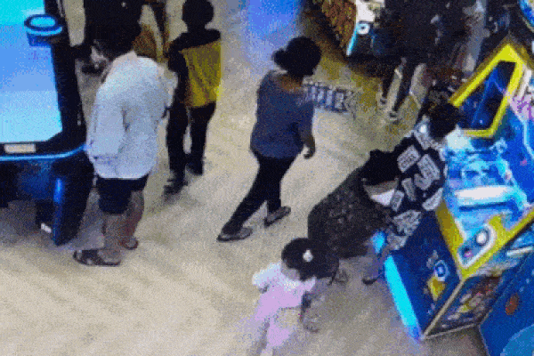 Chỉ vài giây, hai người phụ nữ cướp vòng vàng trên tay bé gái ngay giữa khu vui chơi đông người