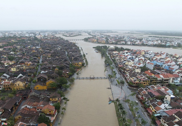 Nước sông dâng nhanh sau bão Noru, TP Hội An chìm trong biển nước-1