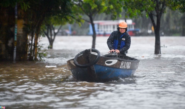 Nước sông dâng nhanh sau bão Noru, TP Hội An chìm trong biển nước-5