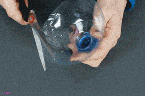 Đừng coi thường những can dầu rỗng và chai nhựa còn sót lại, chỉ cần dao kéo là có ngay những vật dụng tuyệt vời