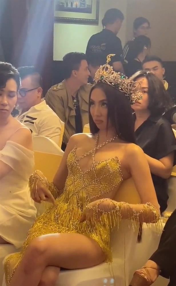 Thùy Tiên phản ứng khó đỡ khi để lộ bụng mỡ qua cam thường-5