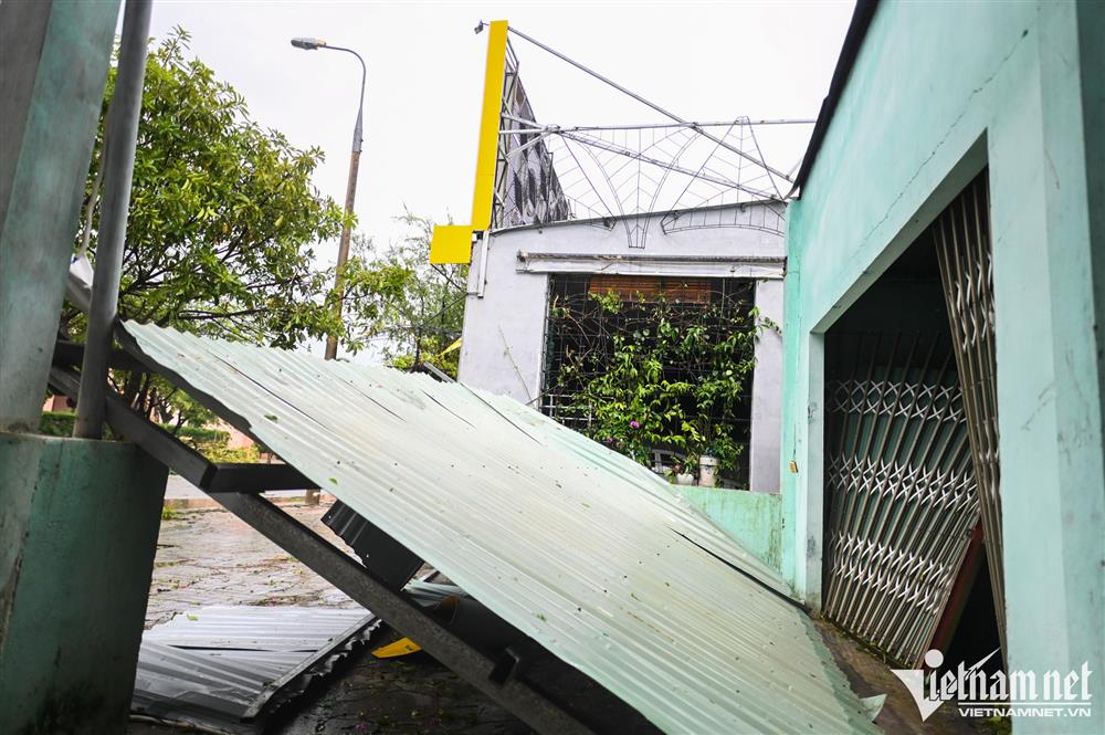 Bàng hoàng thấy cảnh đổ nát khi trở lại nhà sau bão-3