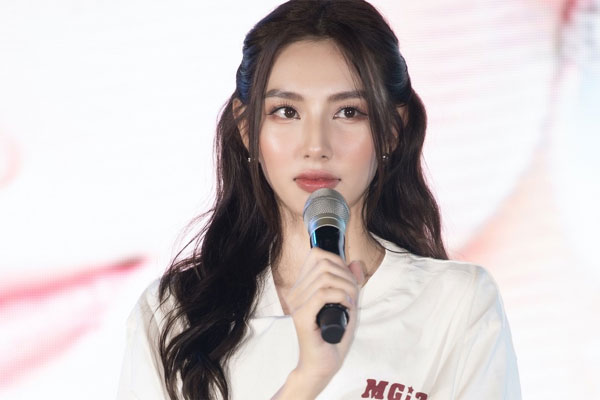 Ngoài Khắc Việt và Thùy Tiên, một cặp vợ chồng ca sĩ đã ủng hộ tiền mặt hướng về miền Trung-5