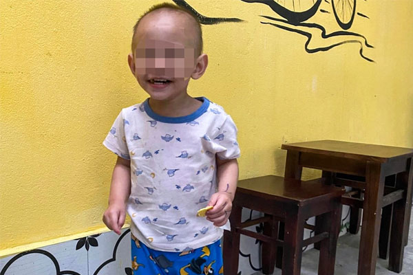 Bé trai 2 tuổi bị bỏ lại trên phố Hà Nội lúc rạng sáng-1