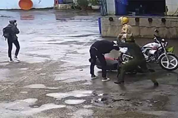 Xác minh clip cảnh sát đánh 2 thiếu niên chạy xe máy-1