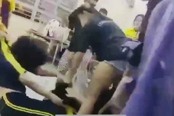 Người đàn ông vô cớ dùng bình cứu hỏa tấn công cô gái trên phố-1