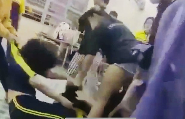 Truy xét nhóm người xông vào trường hành hung 2 nữ sinh ở TP Thủ đức-1