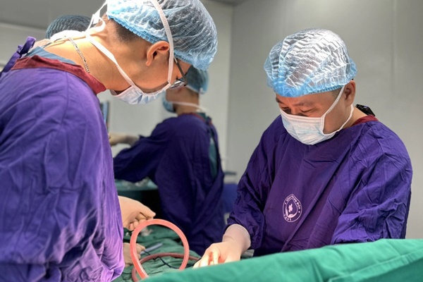 Tiêm filler nâng ngực, người phụ nữ bị hoại tử núi đôi, sắp vỡ-1