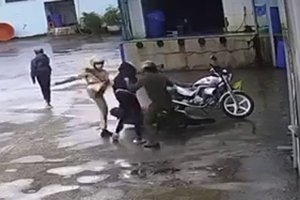 Hành vi dùng mũ bảo hiểm đánh vào đầu học sinh có thể bị khởi tố-2