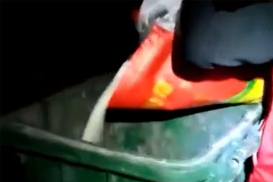 Nhân viên chống dịch Trung Quốc đổ trứng, gạo vào thùng rác giữa lúc phong tỏa