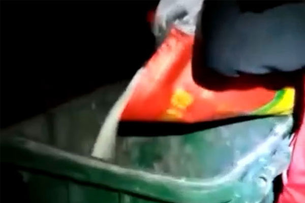 Nhân viên chống dịch Trung Quốc đổ trứng, gạo vào thùng rác giữa lúc phong tỏa-1