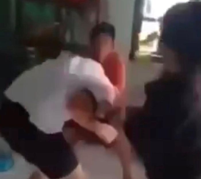 Nữ sinh lớp 7 ở Bình Thuận bị đánh hội đồng, lột đồ-1